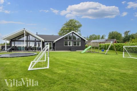 Till den trevliga sommarstugan nr 421 i Østjylland erbjuds en mängd utomhusaktiviteter, t.ex. lektorn och gungor