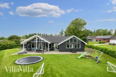 Den praktfulla poolstugan nr 421 med plats för 16 personer ligger i Østjylland