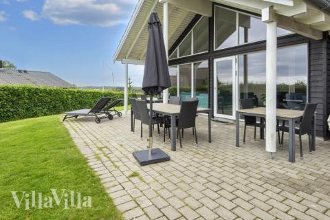 Lyxstuga nr 421 har en härlig terrass med sköna trädgårdsmöbler för 16 personer.