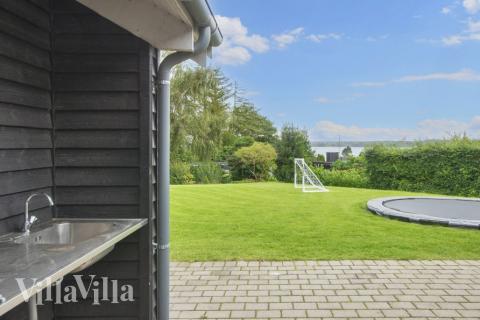 Förutom de många timmar som du kan tillbringa i stugans poolavdelning erbjuder lyxstuga 421 även många utomhusaktiviteter