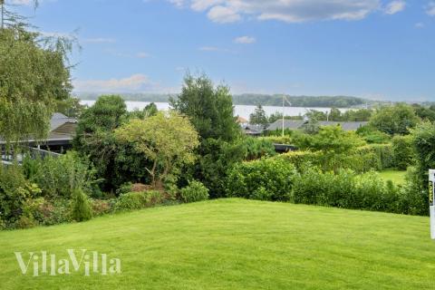 Den tjusiga sommarstugan nr 421 med gott om plats för upp till 16 personer