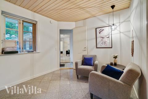 Vardagsrummet i lyxstuga nr. 414 har plats för 22 personer.