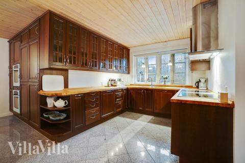 Köket i lyxstuga nr 414 är generöst inrett.