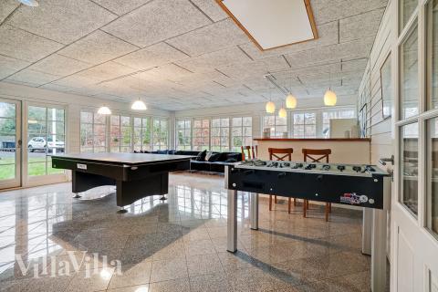 Lyxstuga 414 för 22 personer har ett stort aktivitetsrum med bl.a. biljard och dart