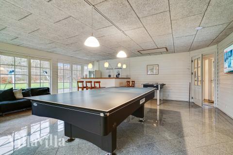 Förutom de många timmar som du kan tillbringa i stugans poolavdelning erbjuder lyxstuga 414 även biljard, bordtennis och dart