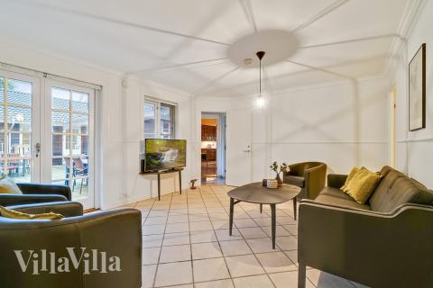 Det stora ljusa vardagsrummet i lyxstuga nr 414 för 22.