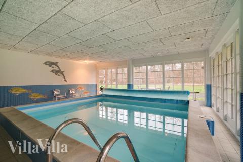 Den härliga poolen i lyxstuga nr 414 för 22 personer