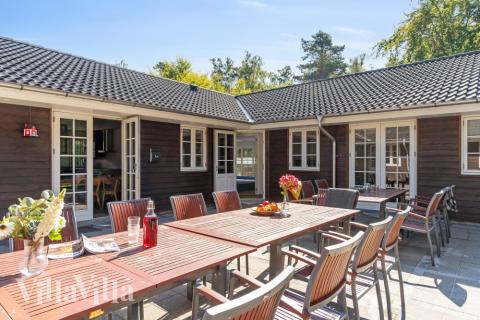 På terrassen i sommarhus nr 414 finns det plats för upp till 22 gäster.