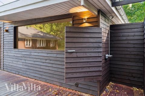 Till den trevliga sommarstugan nr 414 i Nordsjälland erbjuds en mängd utomhusaktiviteter, t.ex. lektorn och gungor