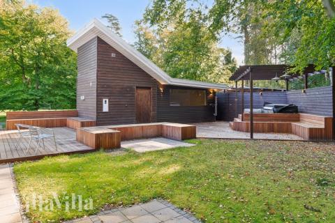 Njut av en grillkväll på terrassen i lyxstuga nr 414 i Nordsjälland