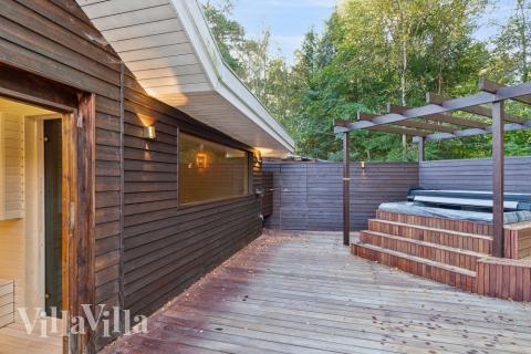 Den praktfulla poolstugan nr 414 med plats för 22 personer ligger i Nordsjälland