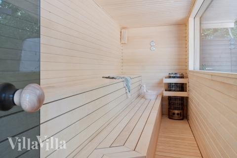 Njut av bastuvärmen i lyxstuga nr 414 för 22 personer