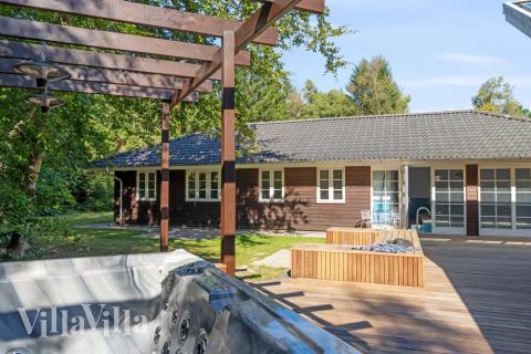 Det finns bubbelpool och 11 sovrum i lyxstuga nr 414.