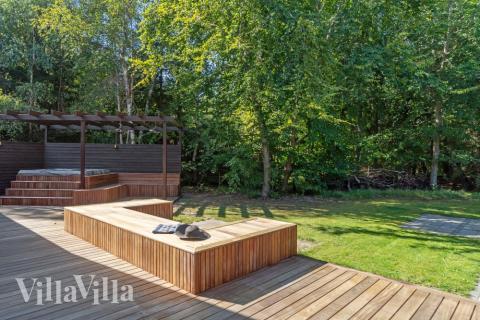 Lyxstuga nr 414 har en härlig terrass med sköna trädgårdsmöbler för 22 personer.