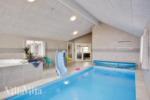 Den härliga poolen i lyxstuga nr 430 för 30 personer