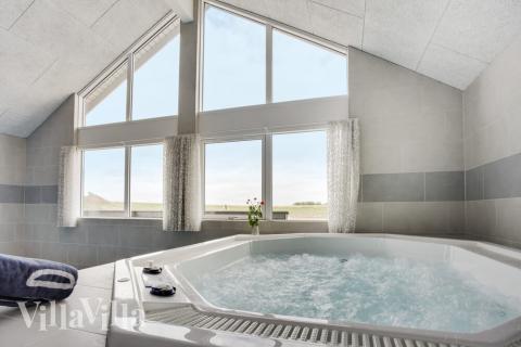 Njut av spabadets värme i lyxstuga nr 430 i Fyn och öar