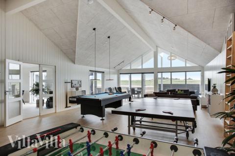 Förutom de många timmar som du kan tillbringa i stugans poolavdelning erbjuder lyxstuga 430 även biljard, bordtennis och dart