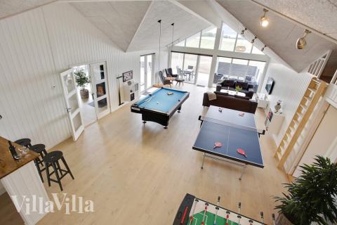 Aktivitetsrum i lyxstuga nr 430 med 12 sovrum och plats för 30 personer.