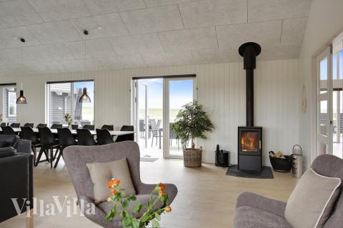 Vardagsrummet i lyxstuga nr. 430 har plats för 30 personer.