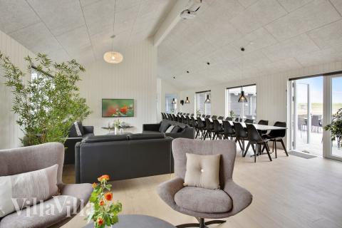 Ni kan sitta 30 personer tillsammans i vardagsrummet när ni besöker lyxhus nr 430 i Fyn och öar.