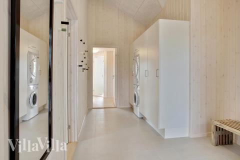 Den rymliga entrén i lyxstuga nr 430 i Fyn och öar