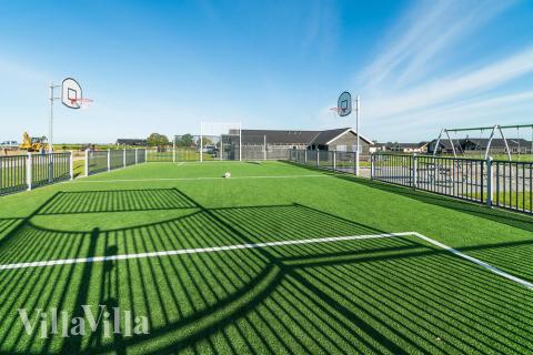 Till den trevliga sommarstugan nr 430 i Fyn och öar erbjuds en mängd utomhusaktiviteter, t.ex. lektorn och gungor