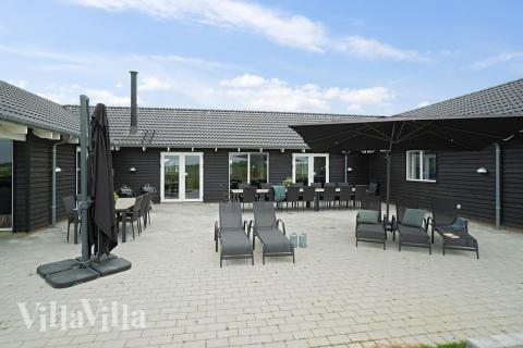 Lyxstuga nr 430 har en härlig terrass med sköna trädgårdsmöbler för 30 personer.