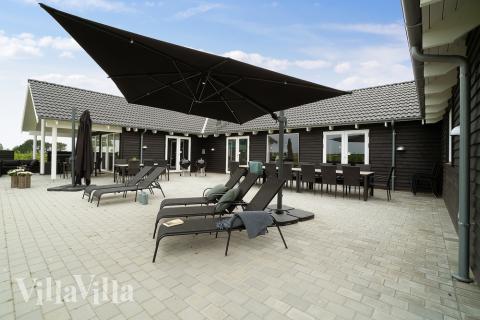 Njut av en grillkväll på terrassen i lyxstuga nr 430 i Fyn och öar