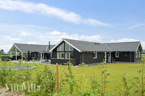 Den tjusiga sommarstugan nr 430 med gott om plats för upp till 30 personer