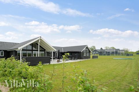 Den praktfulla poolstugan nr 430 med plats för 30 personer ligger i Fyn och öar