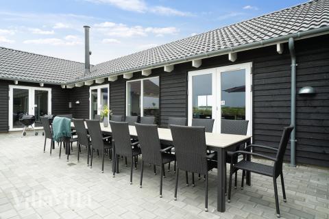 På terrassen i sommarhus nr 430 finns det plats för upp till 30 gäster.