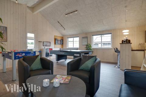 Lyxstuga 425 för 16 personer har ett stort aktivitetsrum med bl.a. biljard och dart
