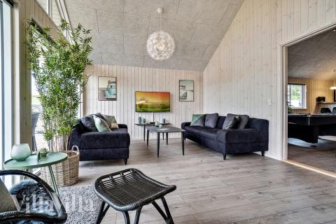 Det stora ljusa vardagsrummet i lyxstuga nr 425 för 16.