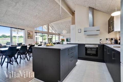 Köket i lyxstuga nr 425 är utrustat så att ni kan laga mat till 16 personer.