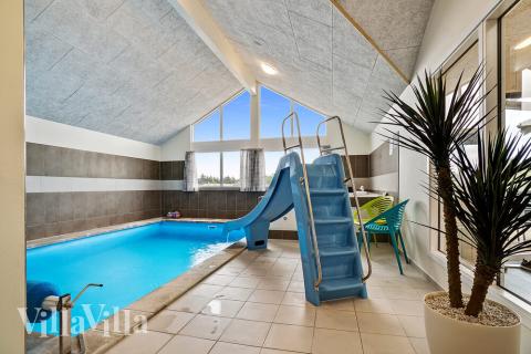 Sommarstuga 425 är inredd med en smakfull poolavdelning som har vattenrutschbana, ett stort inbyggt spapad och bastu