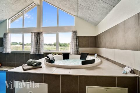 Njut av spabadets värme i lyxstuga nr 425 i Nordsjälland