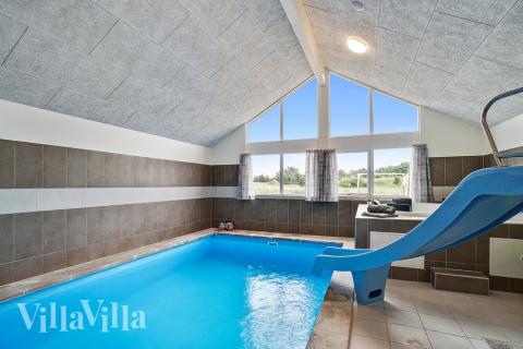 Den härliga poolen i lyxstuga nr 425 för 16 personer