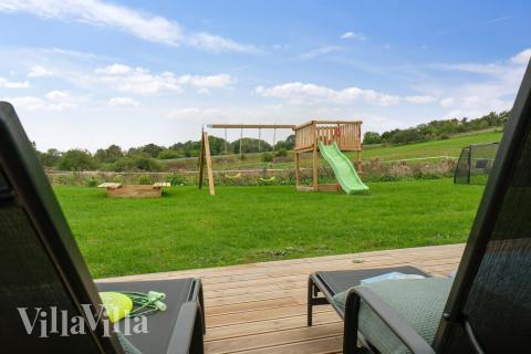 Lyxstuga nr 425 har en härlig terrass med sköna trädgårdsmöbler för 16 personer.