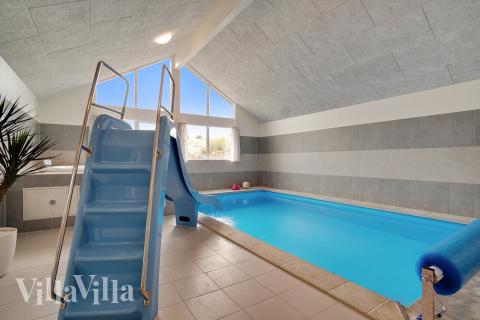 Sommarstuga 426 är inredd med en smakfull poolavdelning som har vattenrutschbana, ett stort inbyggt spapad och bastu