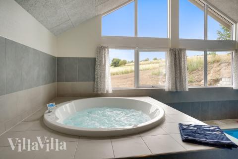 Njut av spabadets värme i lyxstuga nr 426 i Nordsjälland