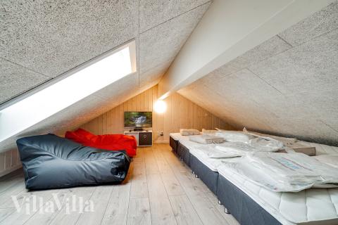 Några av de 16 sovplatserna finns på loftet i lyxstuga nr 426