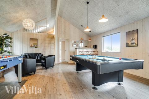 Lyxstuga 426 för 16 personer har ett stort aktivitetsrum med bl.a. biljard och dart