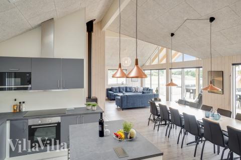 Vardagsrummet i lyxstuga nr. 426 har plats för 16 personer.