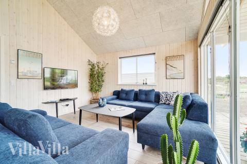 Det stora ljusa vardagsrummet i lyxstuga nr 426 för 16.