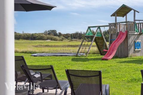 Till den trevliga sommarstugan nr 426 i Nordsjälland erbjuds en mängd utomhusaktiviteter, t.ex. lektorn och gungor