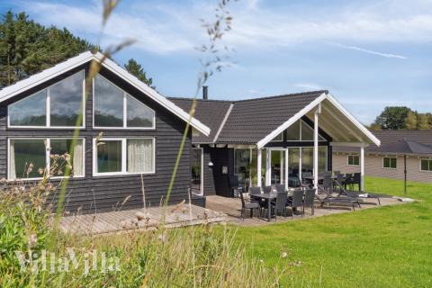 Njut av en grillkväll på terrassen i lyxstuga nr 426 i Nordsjälland