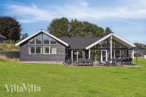 Lyxstuga nr 426 har en härlig terrass med sköna trädgårdsmöbler för 16 personer.