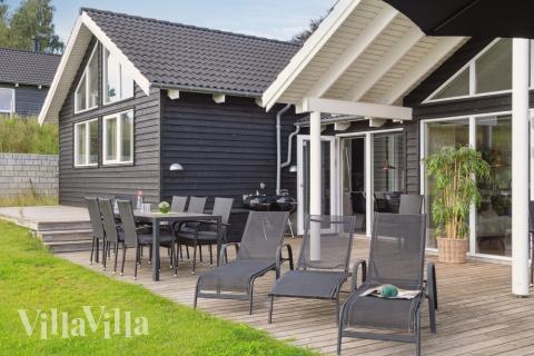 På terrassen i sommarhus nr 426 finns det plats för upp till 16 gäster.