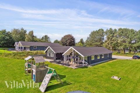 Den praktfulla poolstugan nr 426 med plats för 16 personer ligger i Nordsjälland