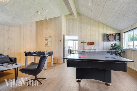 Förutom de många timmar som du kan tillbringa i stugans poolavdelning erbjuder lyxstuga 717 även biljard, bordtennis och dart